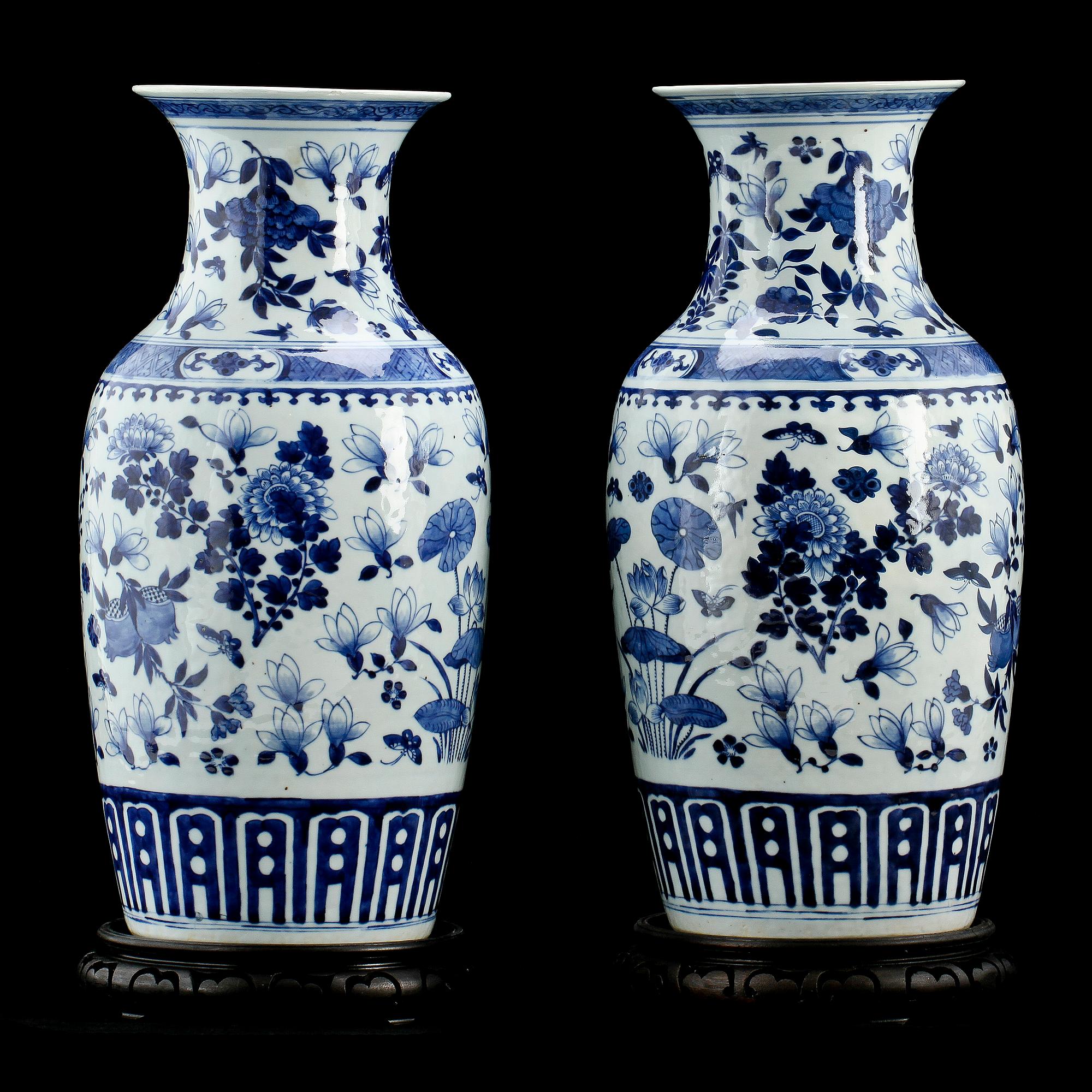 GOLVURNOR, ett par, porslin, Kina, 1800-tal.