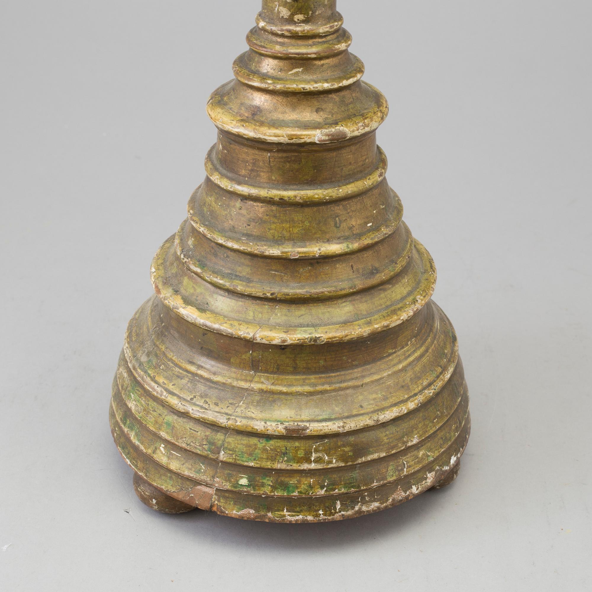 A WOODEN CANDLESTICK, 17th/18th century.