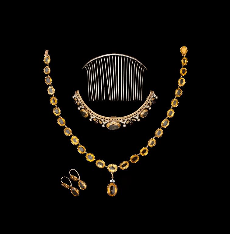 GARNITYR, 3 delar, diadem, collier samt örhängen, guld med citriner samt gammalslipade diamanter. 1800-tal.