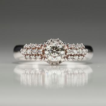 RING, vitguld 18K med diamanter. Mittstenen 0,52 ct L/SI1. 26 små diamanter tot 0,35 ct H/SI1. Intyg.