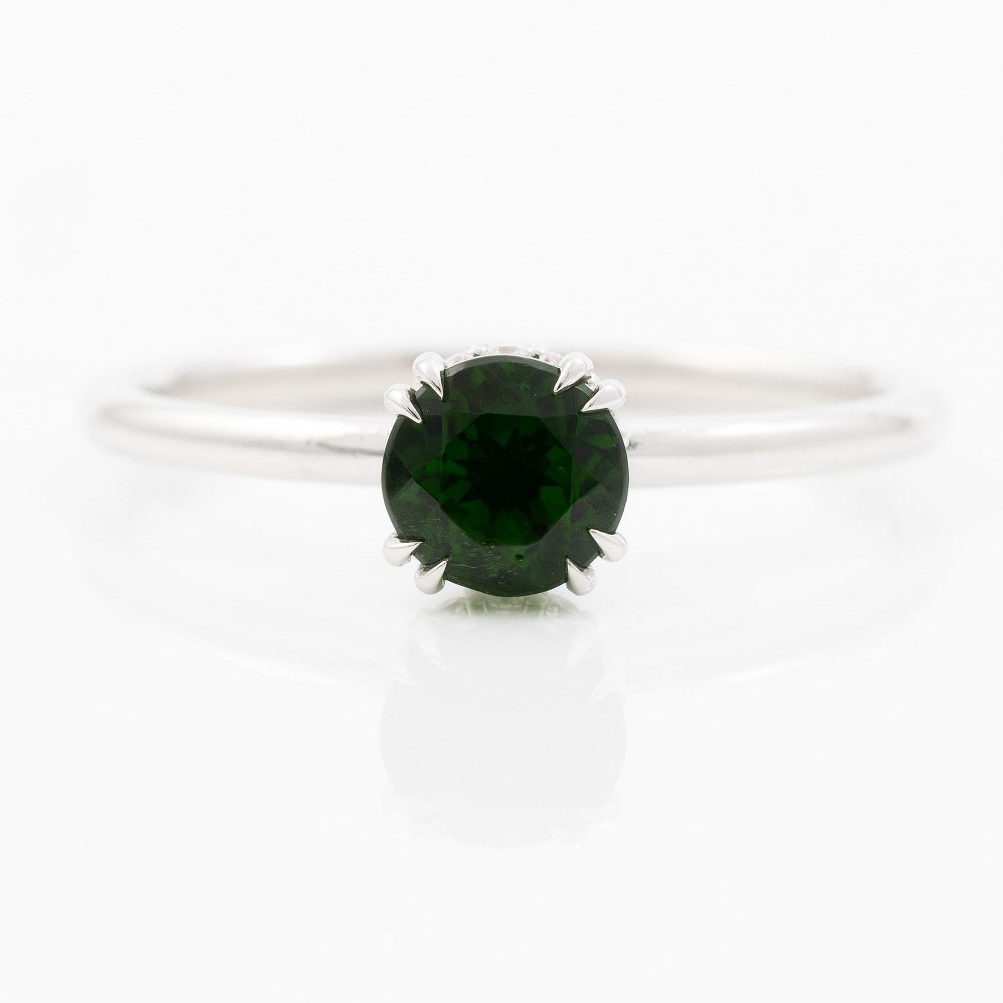 Ring 14K white gold with chrome diopside and brilliant-cut diamonds.