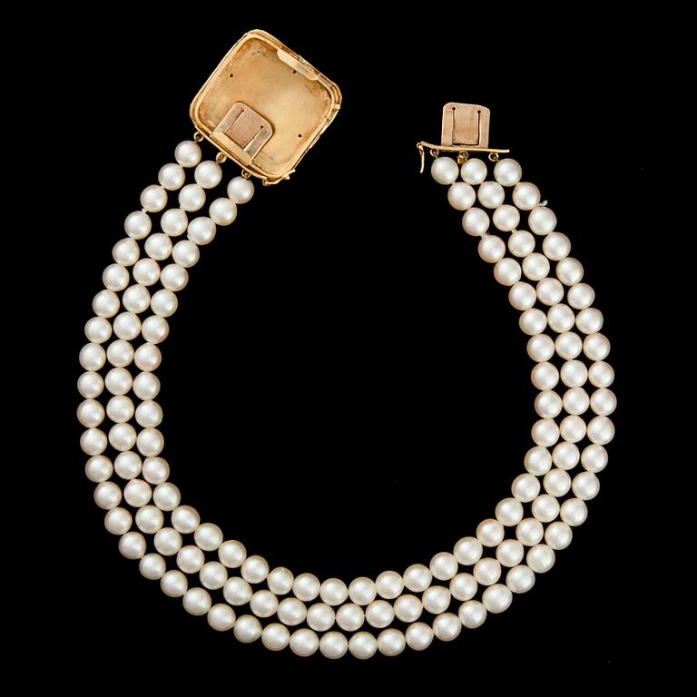 A PEARL NECKLACE.