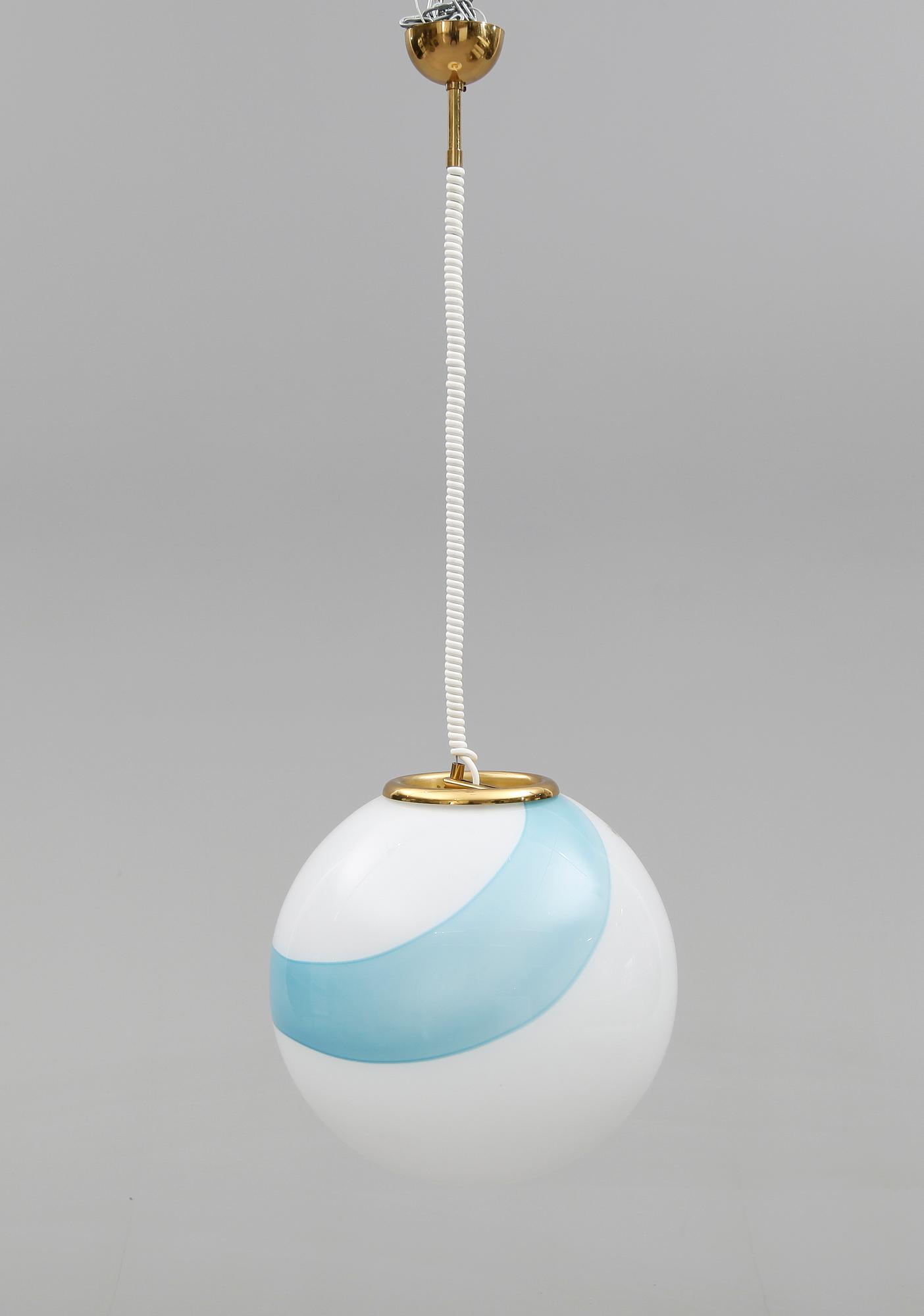 TAKLAMPA, märkt Murano Glass, Italy, 1900-talets andra hälft. Diameter ca 35 cm.