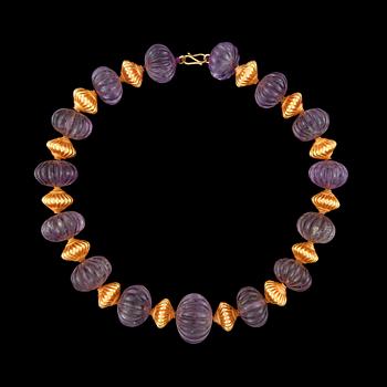 139. A carved amethyst bead necklace.