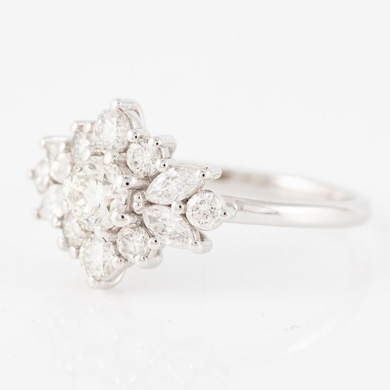 Ring 14K vitguld med briljantslipade diamanter.