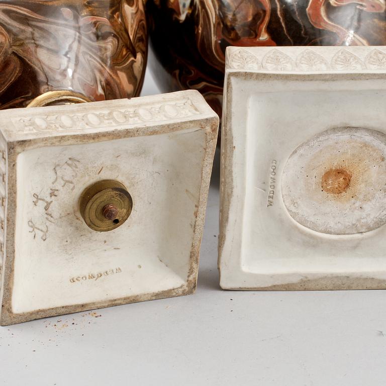 LOCKURNOR, ett par, fajans, Wedgwood, omkring 1800.