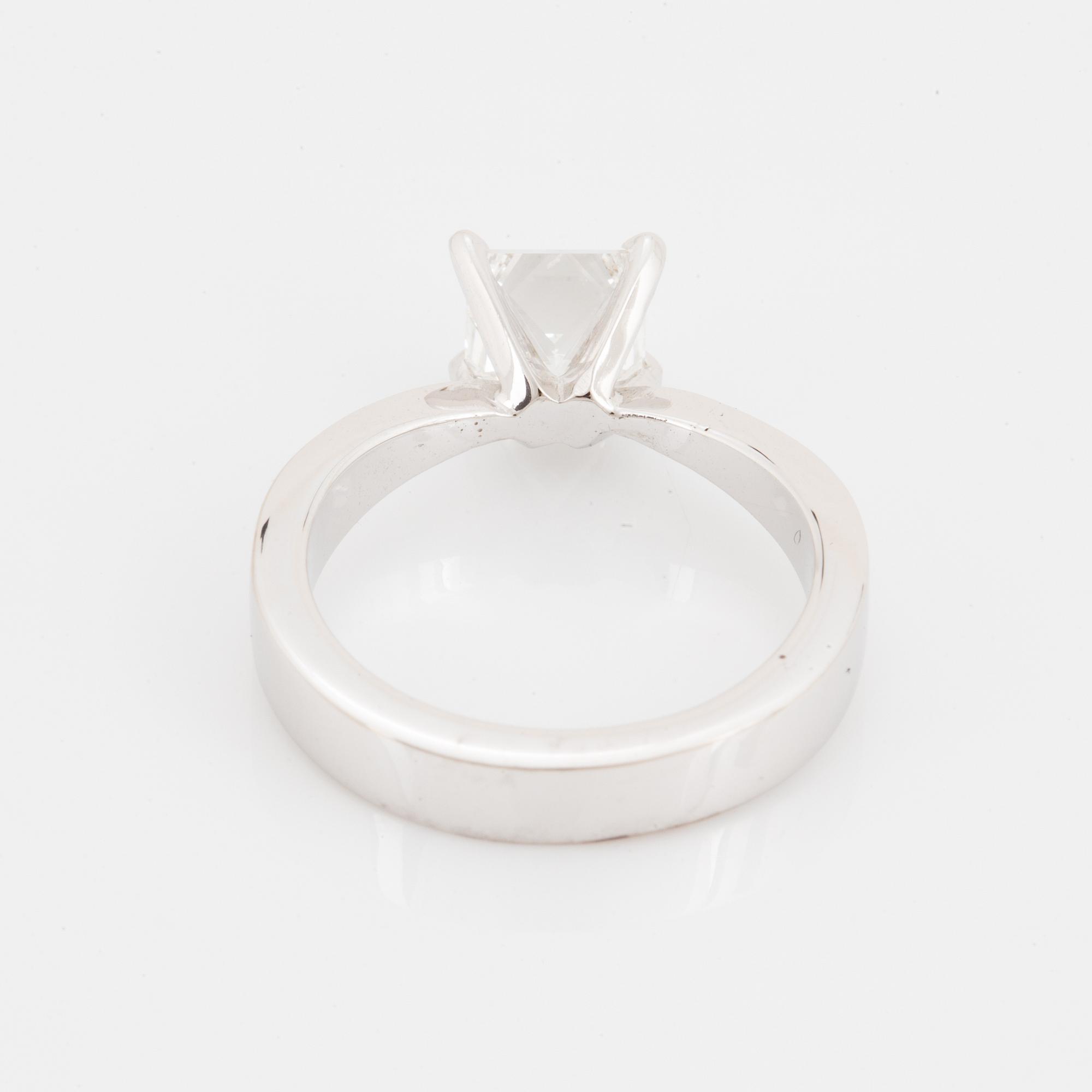 RING vitguld med princesslipad diamant 0.77 ct med certifikat.