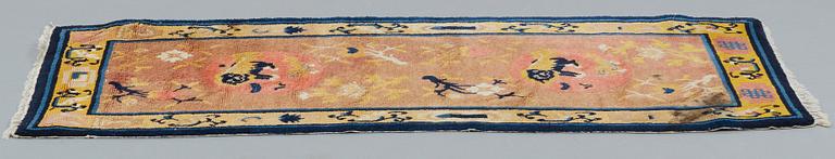 A RUG, a semi-antique Ningxia, ca 167,5 x 69,5 cm.