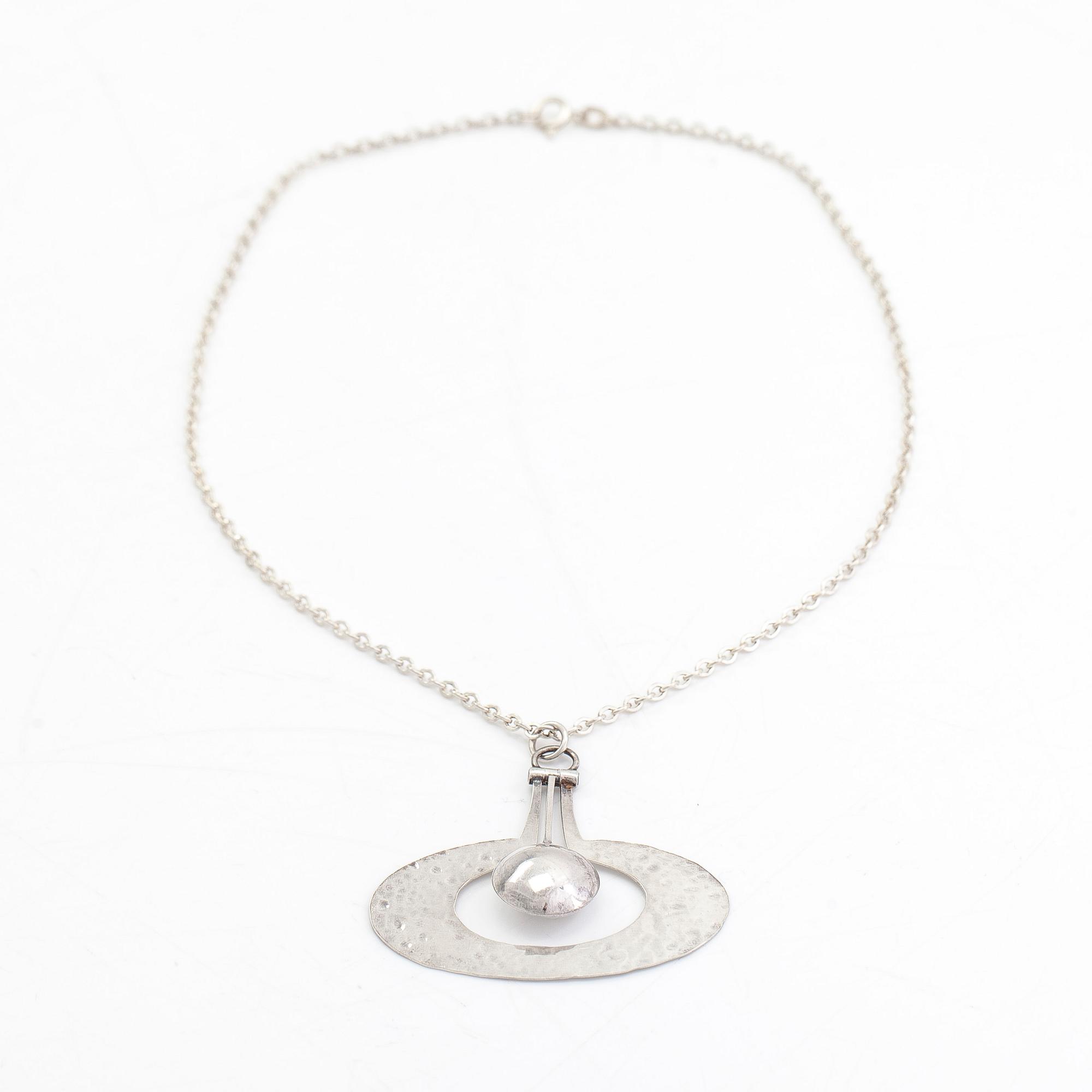 Tapio Wirkkala, halsband "Päron", sterlingsilver. Kultakeskus, Tavastehus 1975.