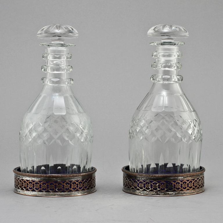 KARAFFER, ett par, glas samt COASTERS, ett par, nysilver och glas, 1800/1900-tal.