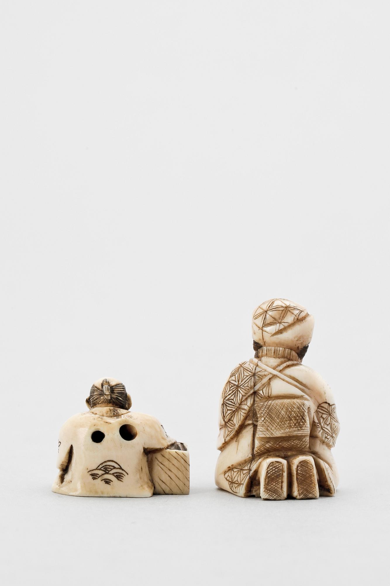 NETSUKE, 2 st, ben, Japan, sannolikt Meiji (1867-1911).
