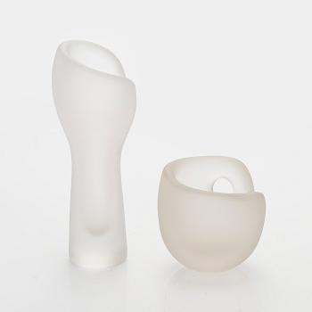 Timo Sarpaneva, a vase and bowl, "Hiidennyrkki" and "Hiidenkirnu", glass, signed Timo Sarpaneva Iittala.