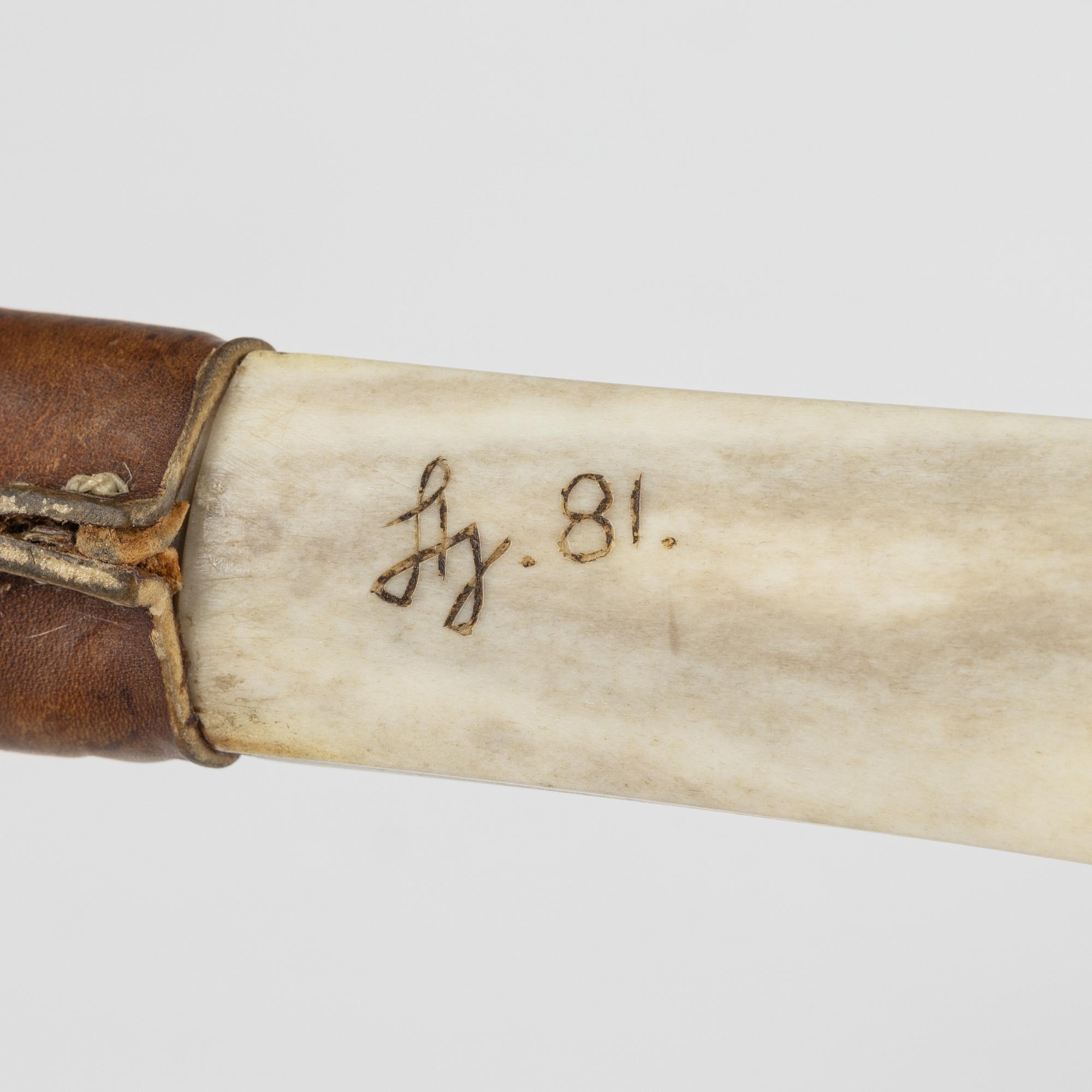 A reindeer horn knife attriburted to Hendrik Juuso, signed and dated -81 cm.