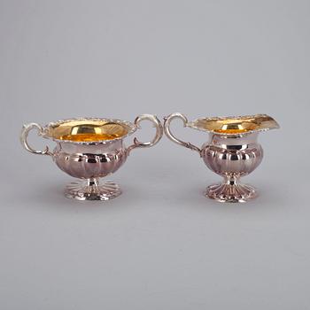 SOCKERSKÅL OCH GRÄDDKANNA, 813 silver. Hopeatehdas Oy Helsingfors 1949. Vikt 288 g.