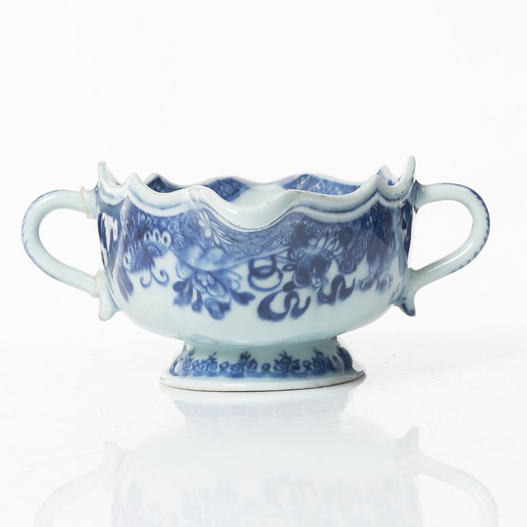 A Chinese blue and white export porcelain sauce boat and a sauce bowl, Qing dynasty, Qianlong (1736-95).