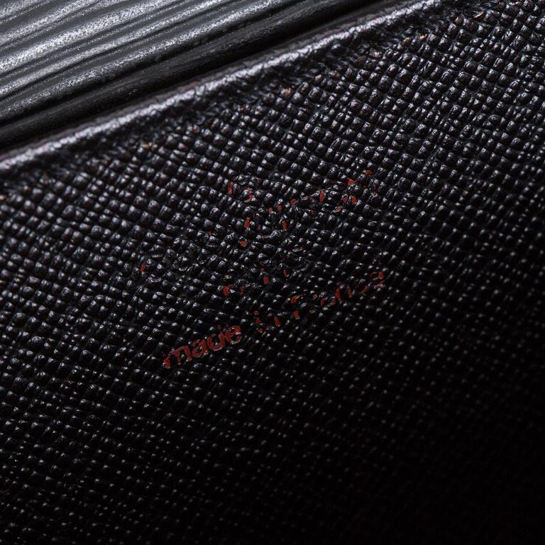 PORTFÖLJ, "Serviette conseiller ambassadeure Epi", Louis Vuitton.