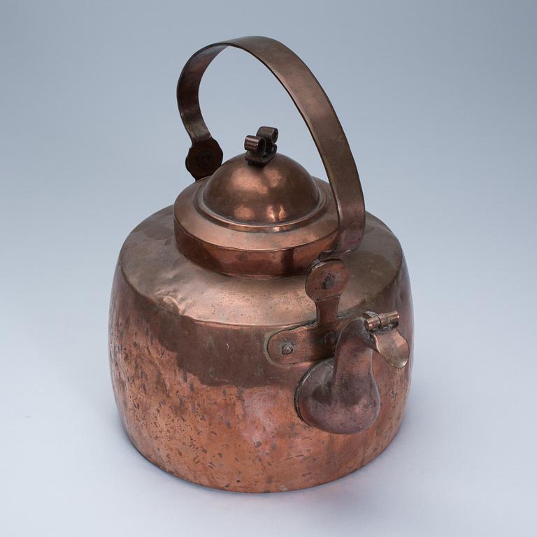 KAFFEKANNOR, 2 st, koppar, 1800-tal.