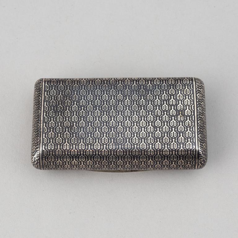 Dosa, silver med förgylld niellodekor, importstämplad, troligen Frankrike, 1800-talets mitt.
