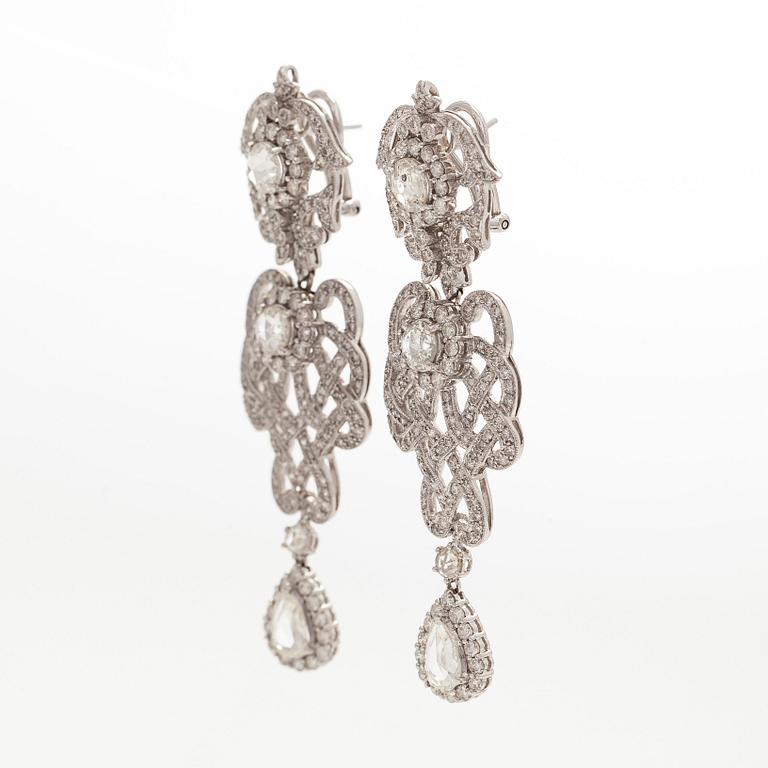 Örhängen, 18K vitguld samt briljant- och rosenslipade diamanter.