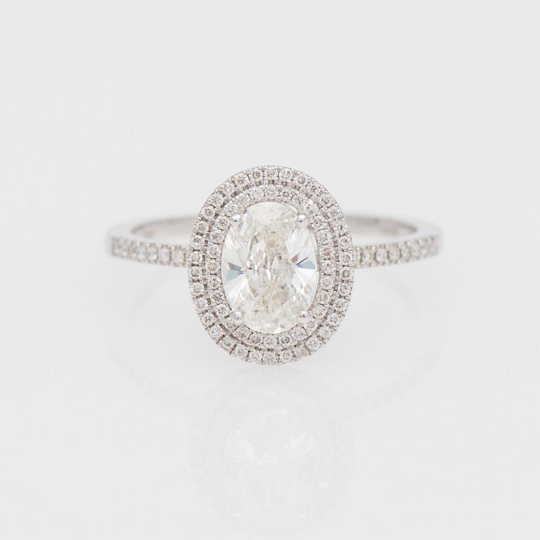 RING, vitguld 14K, ovalslipad diamant ca 1,01 ct. Små diamanter tot. ca 0,80 ct.
