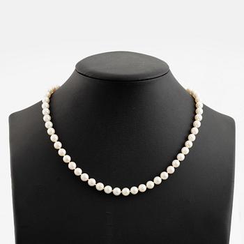 Cultured pearl necklace, clasp 18K gold.
