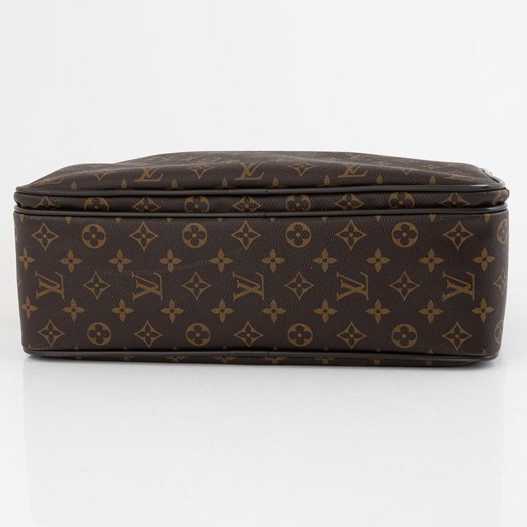 Louis Vuitton,.