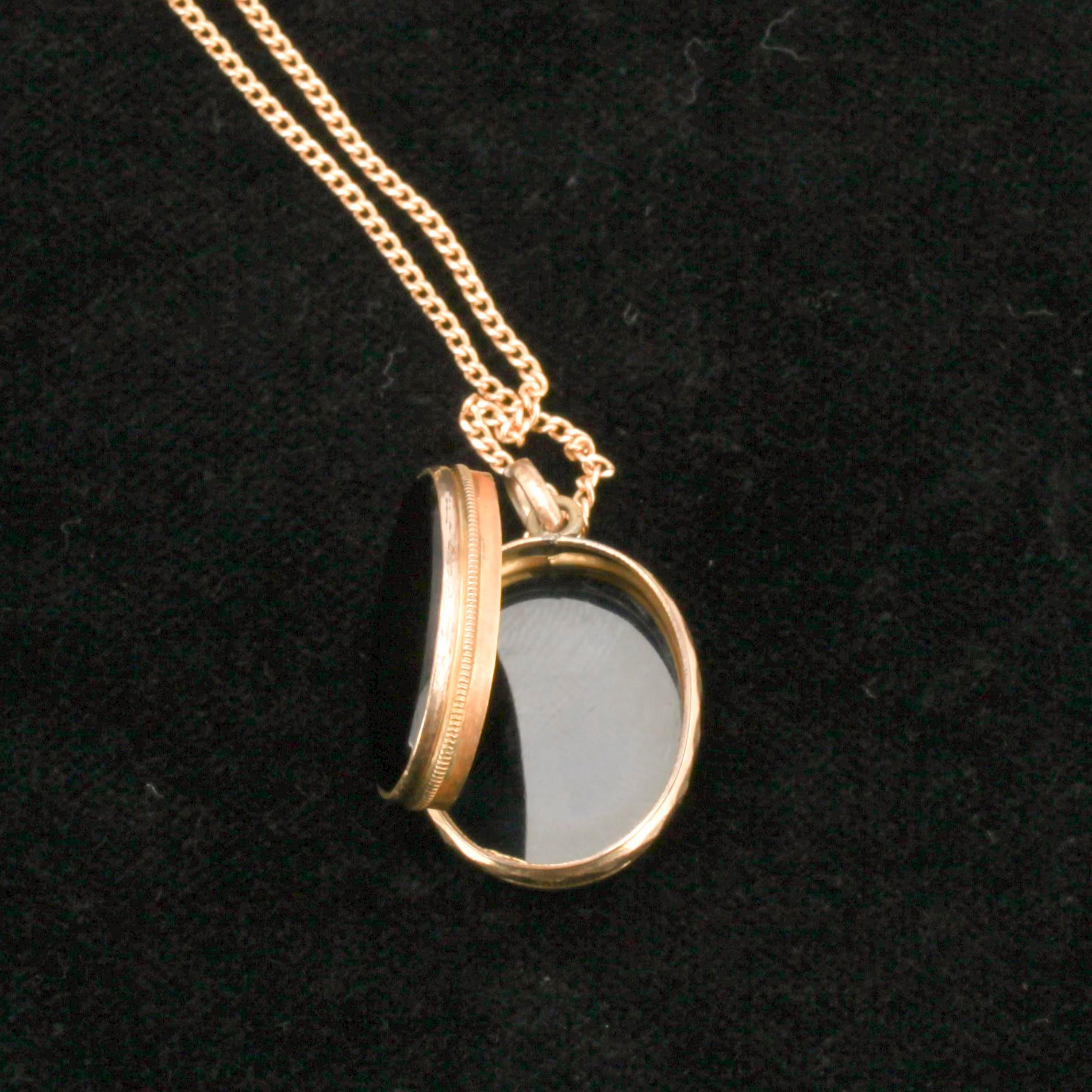 MEDALJONG, guld 8K, ked 14K guld, onyx. Vikt tot. 6,7 g.