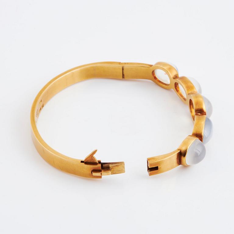 Wiwen Nilsson, an 18K gold bracelet set with cabochon-cut moonstones, Lund 1947.