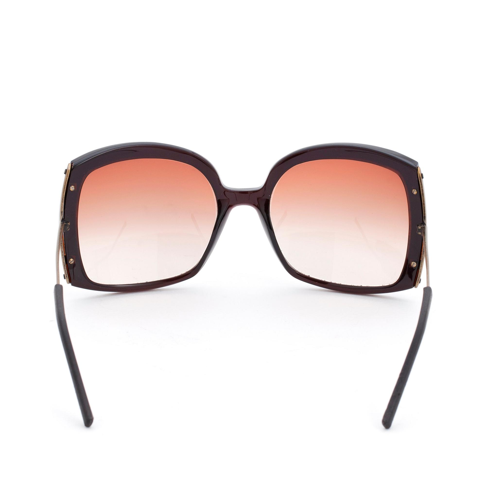 BOTTEGA VENETA, ett par solglasögon.