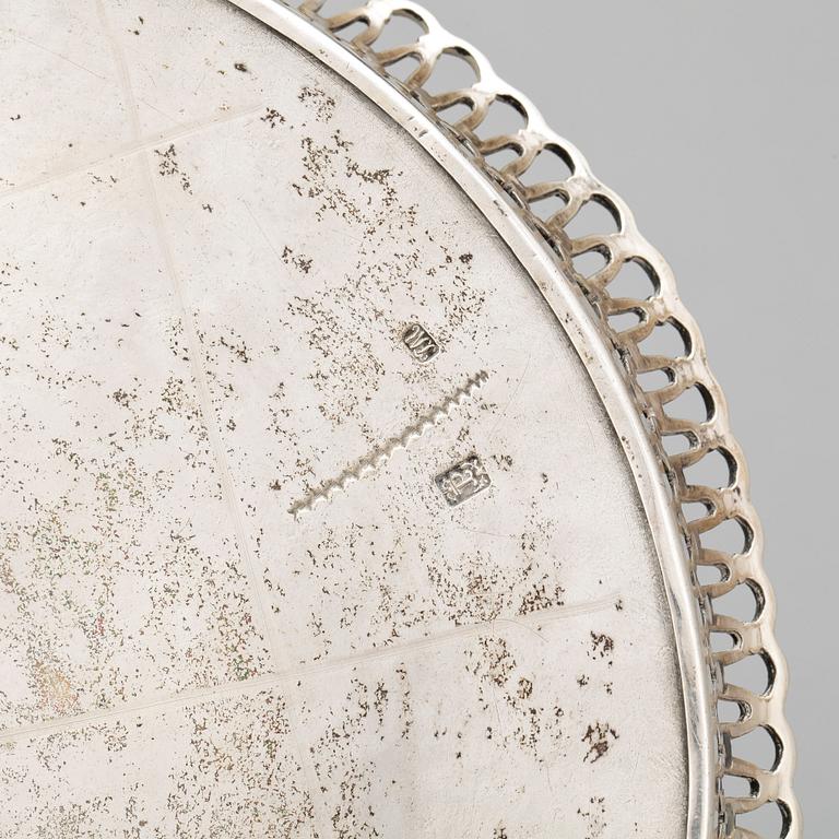 SALVER/BRICKA, silver, Porto, Portugal, omkring 1800-talets mitt. Vikt ca 300 gram.