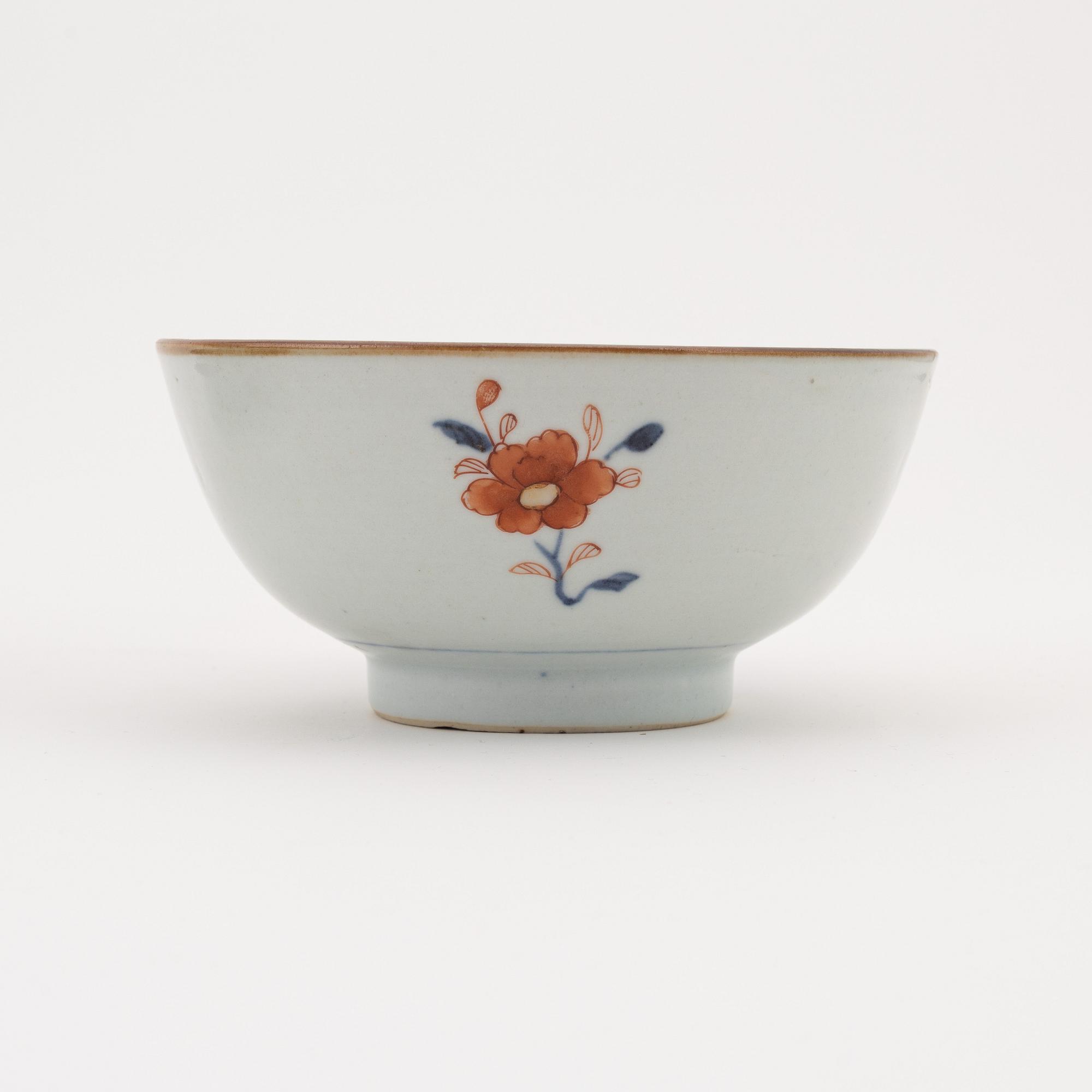 A set with two imari dishes and a bowl, Qing dynasty, early 18th Century.