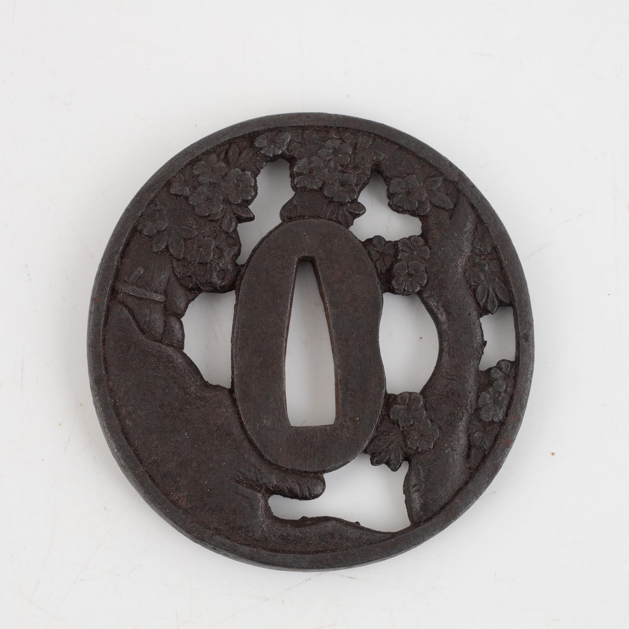 Tsuba, fyra stycken i kiri-box, järn och brons, 1700- och 1800-tal.