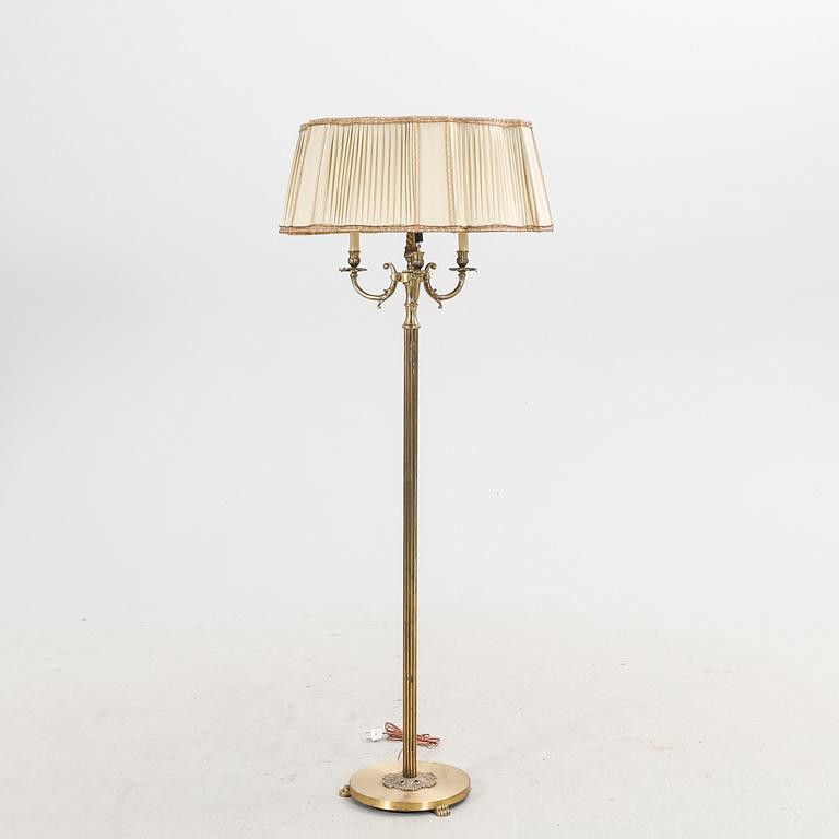 A 1940s brass floor lamp.