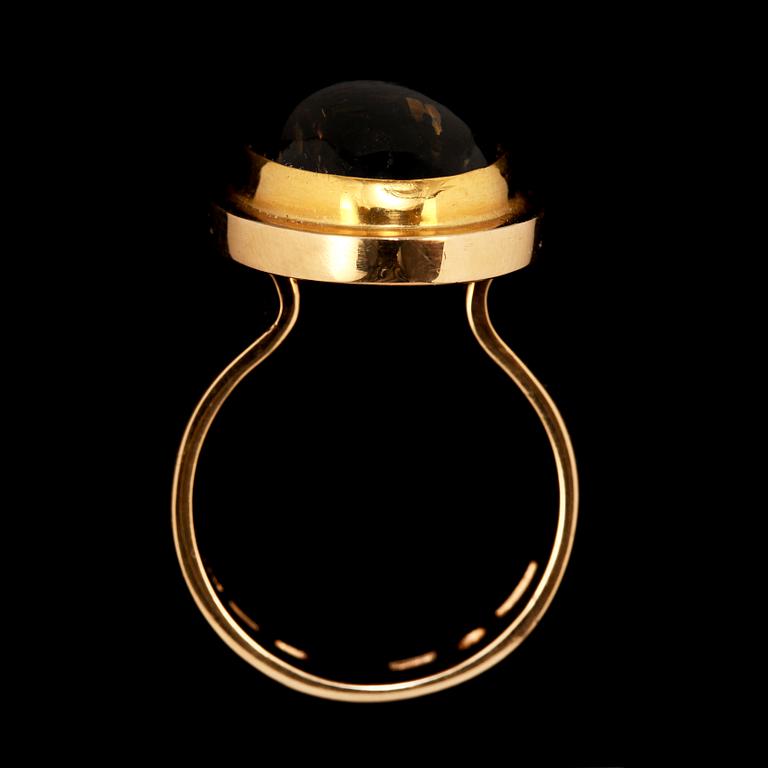 RING, 18k guld med cabochonslipad vulkansten, A Högbergs eftr Göteborg 2004. Vikt 17 g.