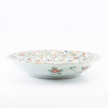 Skålfat, porslin. Qingdynastin, Kangxi (1662-1722).