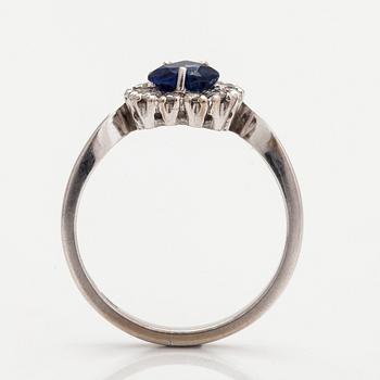 Ring, 18K vitguld, hjärtslipad safir och diamanter totalt ca 0.15 ct.