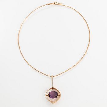 Elis Kauppi, A 14K gold necklace with an amethyst. kupittaan kulta, Turku 1962.