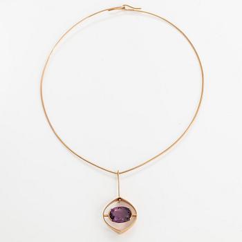 Elis Kauppi, A 14K gold necklace with an amethyst. kupittaan kulta, Turku 1962.