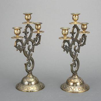 KANDELABRAR, ett par, mässing, 1900-talets början.
