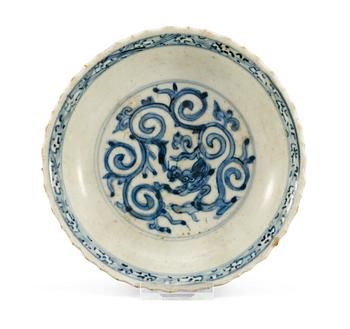 1688. A blue and white dish, Ming dynasty (1368-1644) with Xuande´s six character mark.