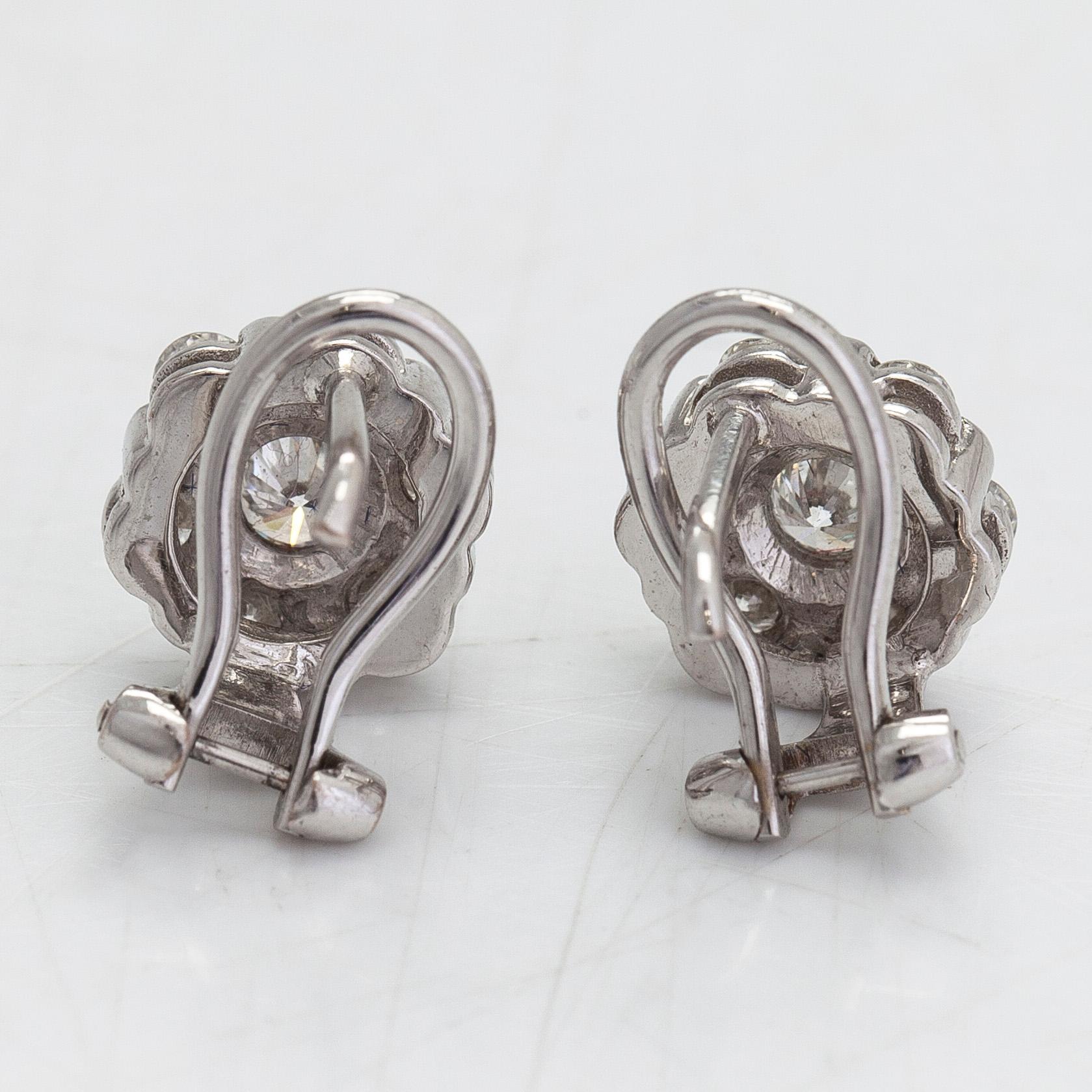 Korvakorut, 18K valkokultaa, timantteja yhteensä noin 0.64 ct.