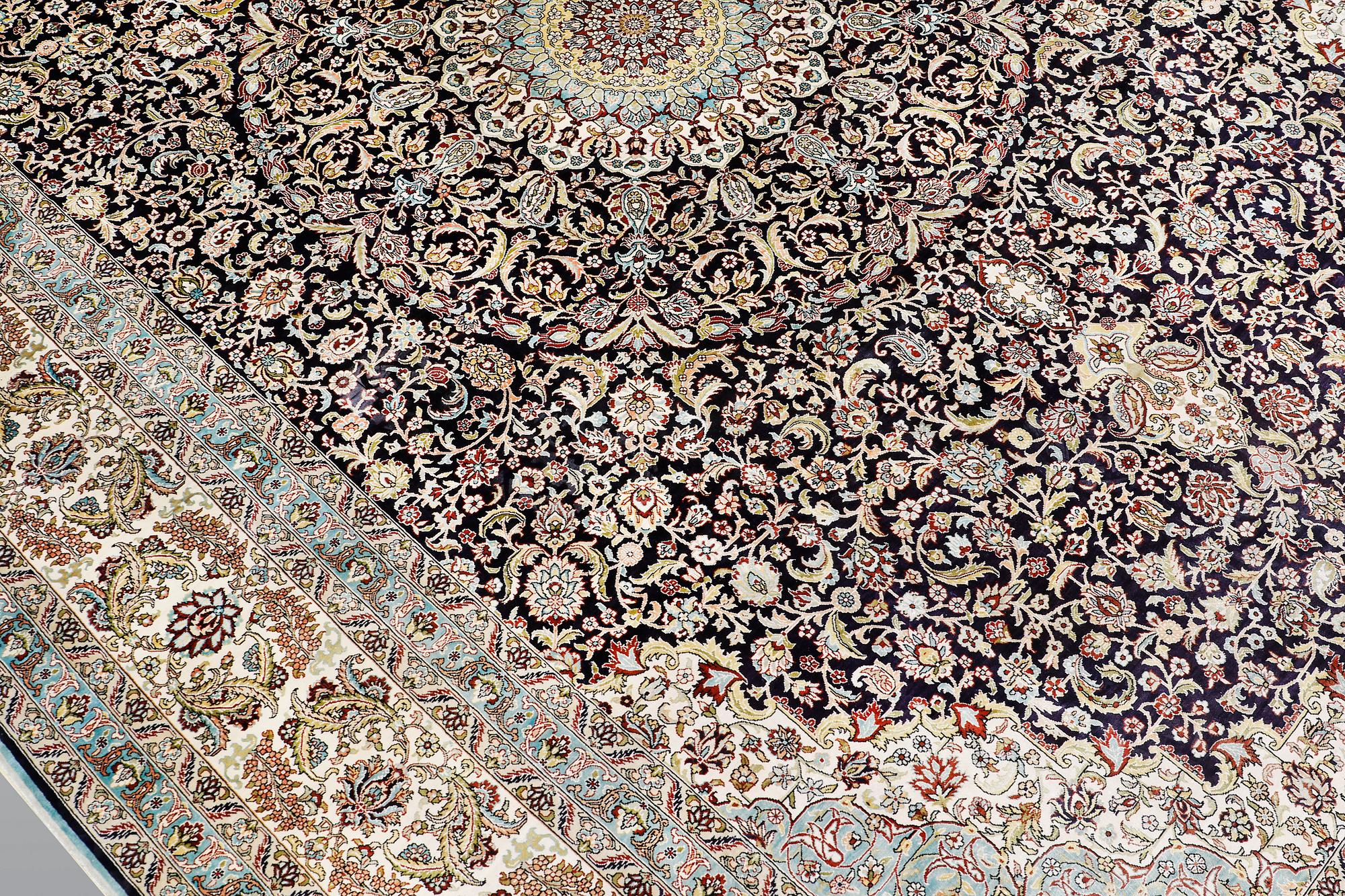 A carpet, Oriental silk, ca 297 x 202 cm.