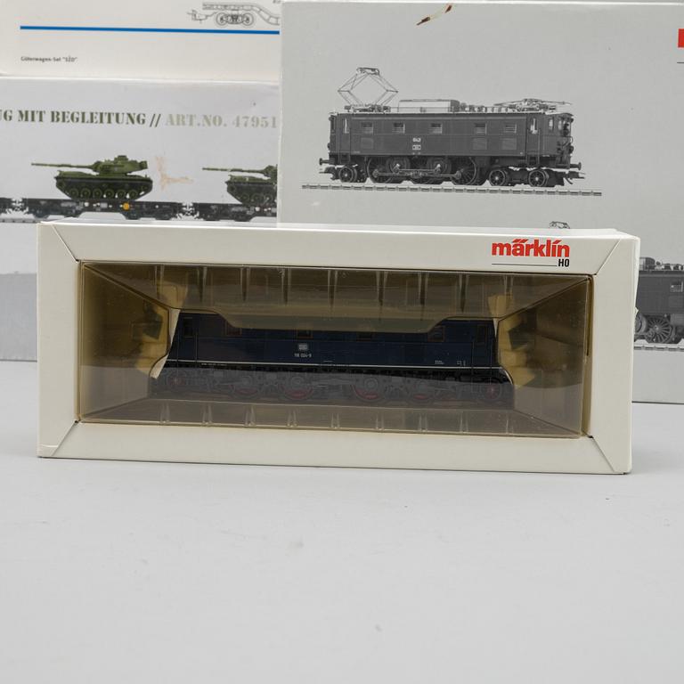 Märklin, engines and traincars, scale H0, in boxes.