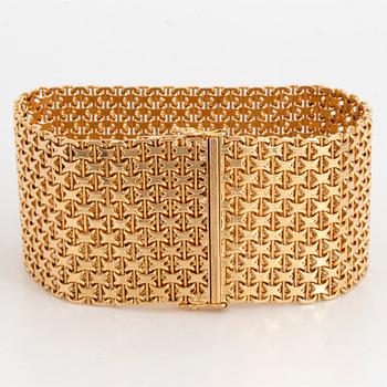 An 18K gold bracelet.