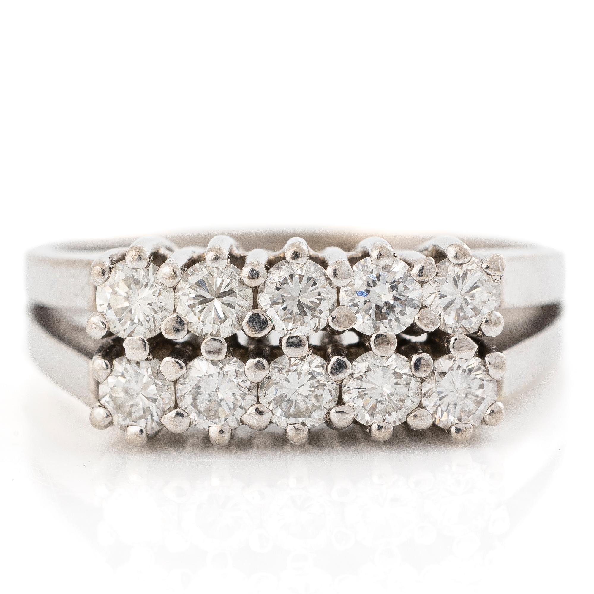 Ring 18K vitguld med runda briljantslipade diamanter.