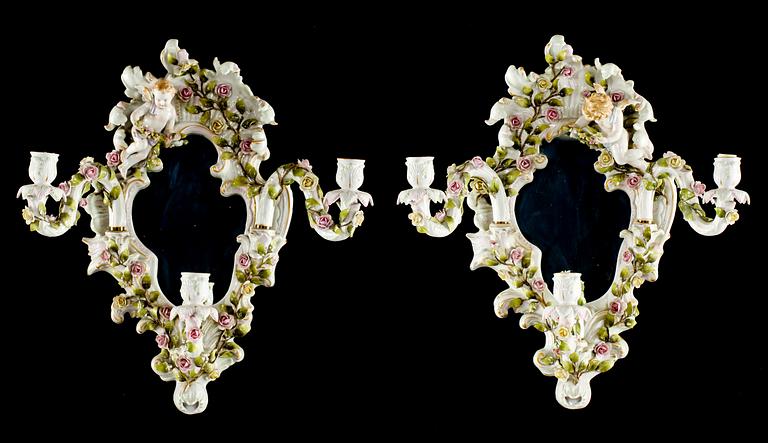 VÄGGLYSTRAR, ett par, porslin, omkring 1900-talets mitt.