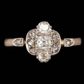 RING, 18k vitguld med gammal- och rosenstensslipade diamanter. 1930-tal. Vikt 2,7g.