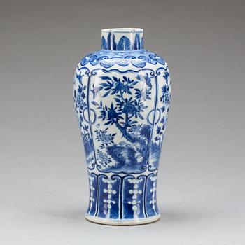 VAS, porslin. Kina sen Qing. 1900-talets början.