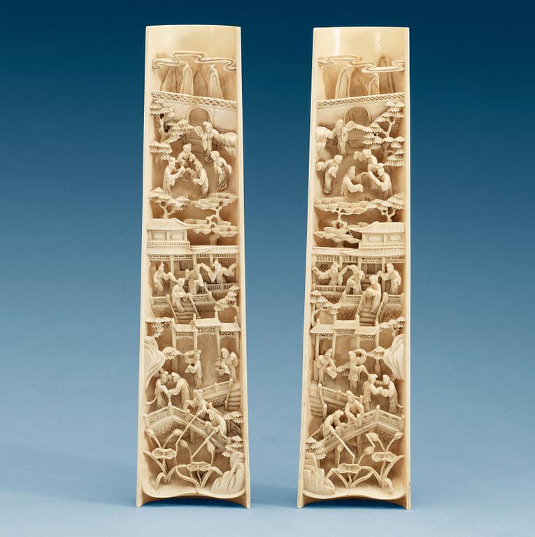 VRISTSTÖD, ett par, elfenben. Qing dynastin (1644-1912).