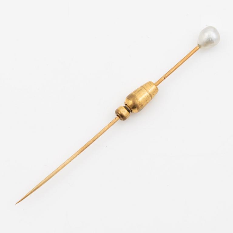Brooch pin with pearl.